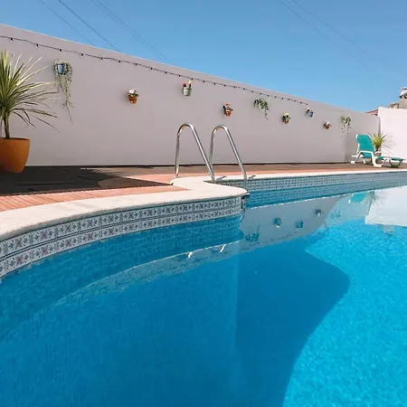 Sunny With Pool Access - & 5 Min *