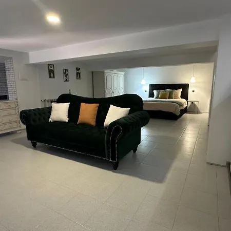 Sunny With Pool Access - & 5 Min Apartament *