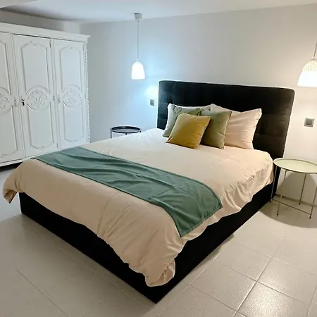 Sunny With Pool Access - & 5 Min *