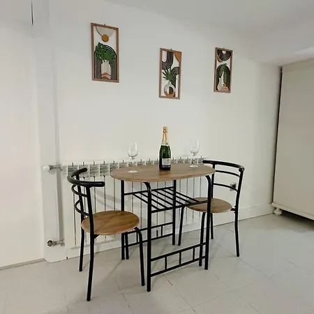 Sunny With Pool Access - & 5 Min Apartament