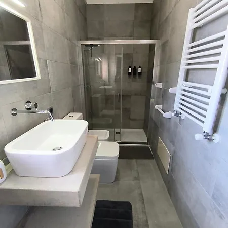 Sunny With Pool Access - & 5 Min