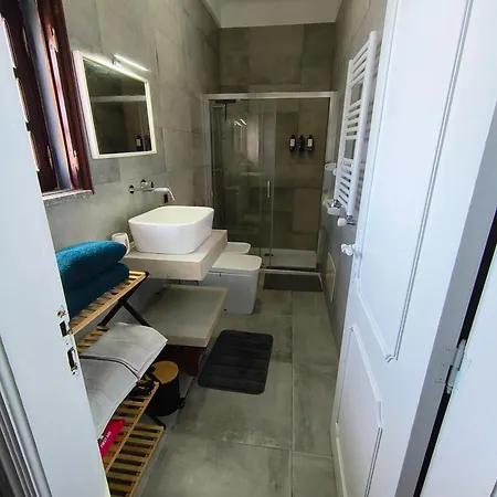 Sunny With Pool Access - & 5 Min Apartament *