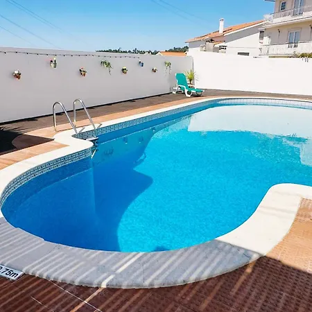 Sunny With Pool Access - & 5 Min