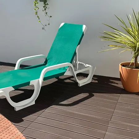 Sunny With Pool Access - & 5 Min